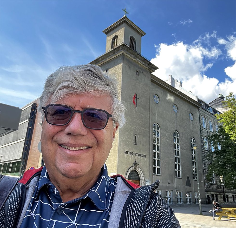 OLE-EINAR ANDERSEN in front of Trondheim UMC.jpg